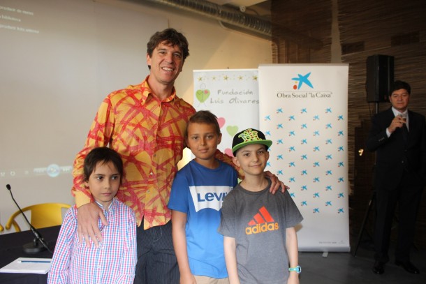 Javier Ojeda con los niños protagonistas del Videoclip Javi, David y Dani